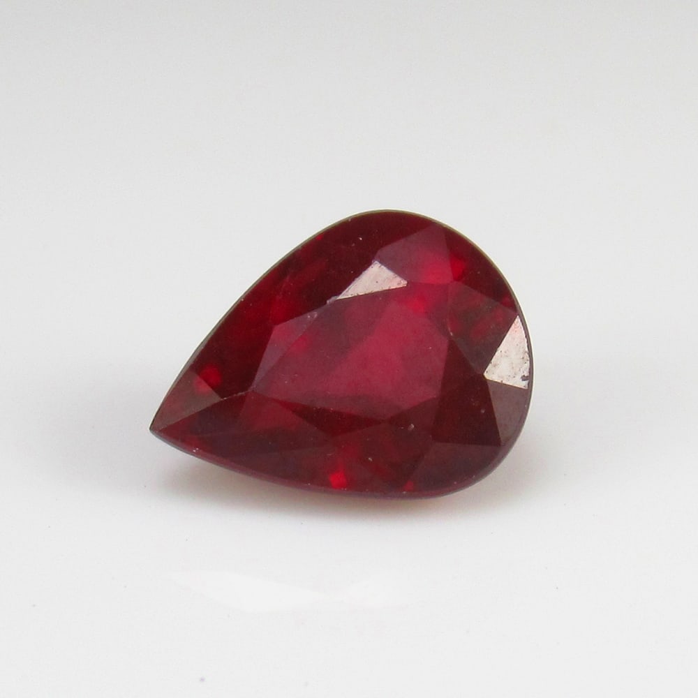 Natural Rhodolite Garnet - 2.45 Ct: No Reserve! Title:Natural Rhodolite Garnet - 2.45 Ct Origin: Mozambique Weight:2.45 Size/Dimensions:9.0 x 7.0 x 5.0 mm Description:Pieces : 1 No's / Shape : Pear Cut / Color : Purplish Pink / Clarity 