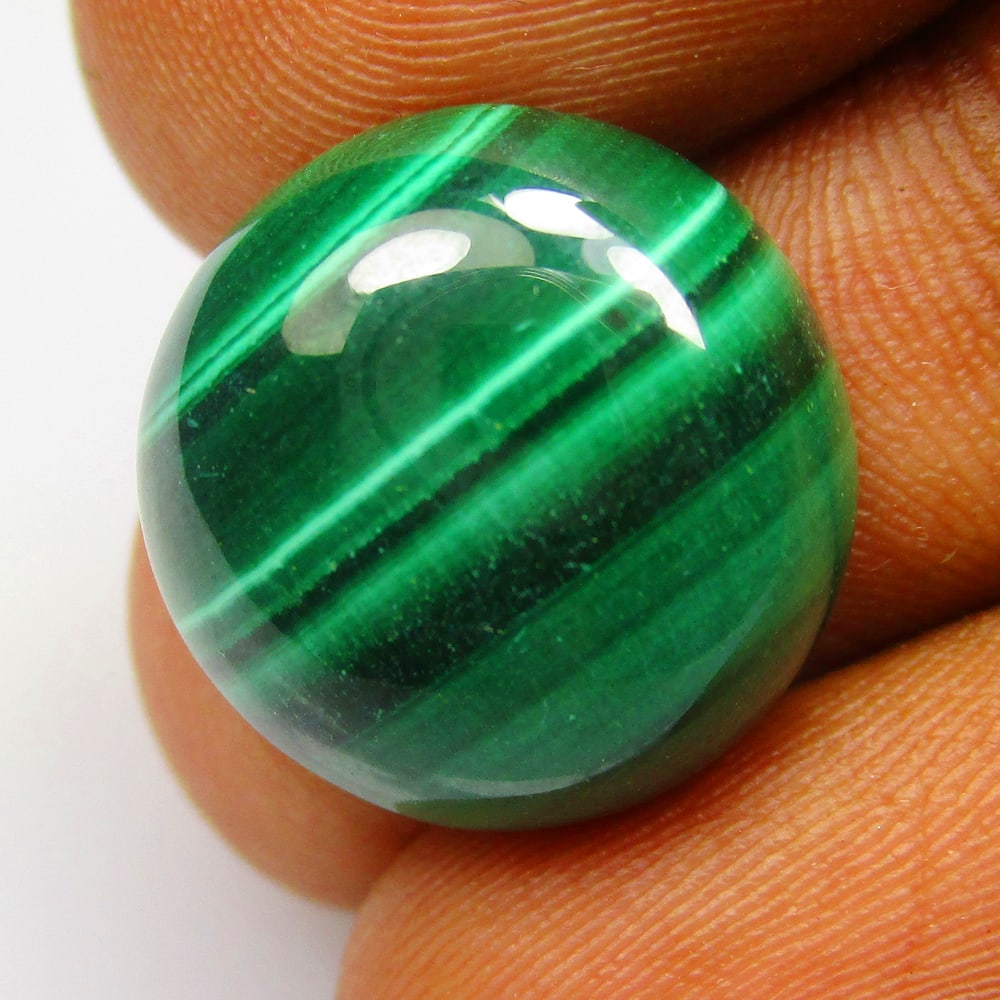 18.13 Ctw Natural Malachite Round Cab: No Reserve! Title: 18.13 Ctw Natural Malachite Round Cab Stone Clarity: Opaque Gemstone:Natural Malachite Carat Weights: 18.13 Size/Dimensions: 16.10 x 16.10 x 6.00 mm Additional Info:Excellent Round
