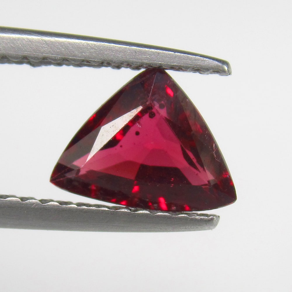 Natural Rhodolite Garnet - 1.21 Ct: No Reserve! Title:Natural Rhodolite Garnet - 1.21 Ct Origin: Mozambique Weight:1.21 Size/Dimensions:8.0 x 6.0 x 3.3 mm Description:Pieces : 1 No's / Shape : Trillion Cut / Color : Purplish Pink / Clar