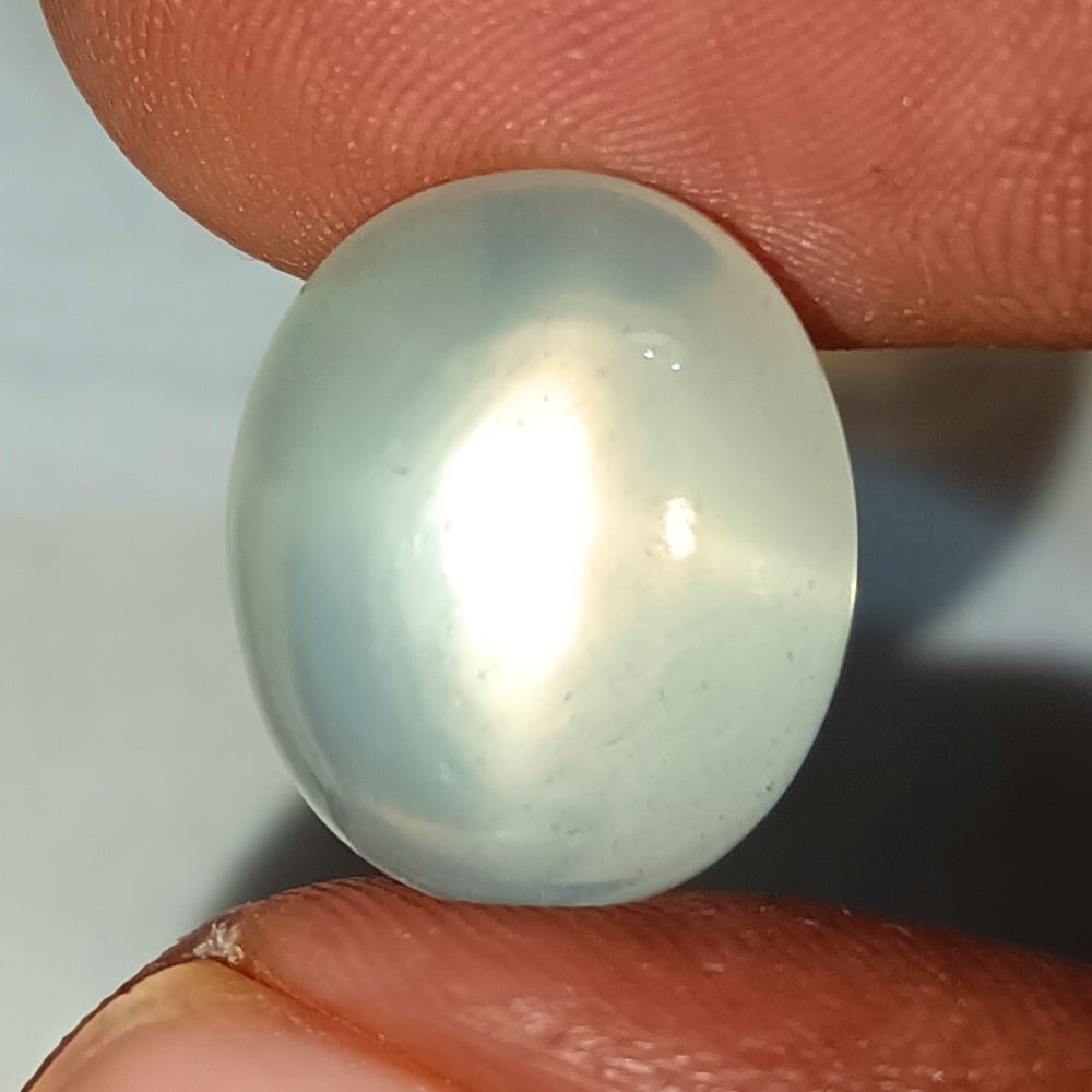 7.11 Ctw Natural Moonstone Oval Cab: No Reserve! Title: 7.11 Ctw Natural Moonstone Oval Cab Stone Clarity: Translucent Gemstone:Natural Moonstone Carat Weights: 7.11 Size/Dimensions: 14.70 x 12.20 x 5.40 mm Additional Info:Excellent Oval