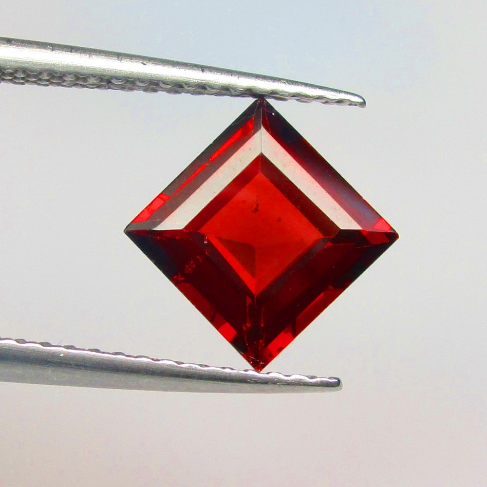2.03 Ctw Natural Rhodolite Garnet Square Cut: No Reserve! Title: 2.03 Ctw Natural Rhodolite Garnet Square Cut Stone Clarity: VVS Gemstone:Natural Rhodolite Garnet Carat Weights: 2.03 Size/Dimensions: 7.10 x 7.00 x 3.90 mm Additional Info:Purplish