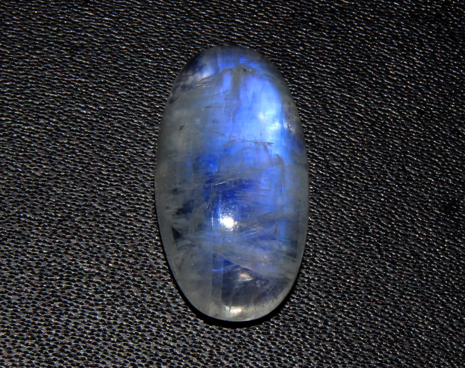 Delightful " Natural Rainbow Moonstone " 14.58 Cts Natural Rainbow Moonstone: No Reserve! Gemstone : Natural Rainbow Moonstone Shape : Oval Cabochan Weight : 14.58 carats Measurements : 21.21x11.50x6.94 mm Color : White Transparency : Opaque Treatment : None Origin : India Clar