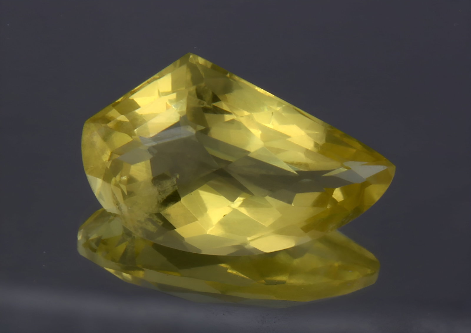 Delightful " Natural Lemon Quartz " 6.47 cts Natural Lemon Quartz: No Reserve! Gemstone: Natural Lemon Quartz Origin: Africa Weight : 6.47 carats Measurements: 17.30x10.40x7.11 mm, Shape / Cut : Fancy Cut Colour: Yellow Transparency: transparent Treatment : No Treatm