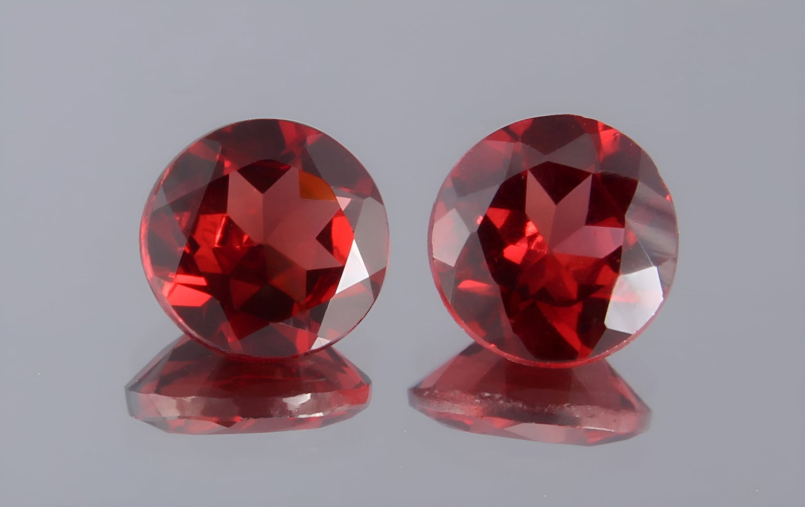 Lovely " Natural Pyrope Almandine Garnet " 1.63 Cts Natural Pyrope Almandine Garnet Lot: No Reserve! Gemstone : Natural Almandine Garnet Shape and cut : Round Cut Origin : Africa Weight : 1.63 carats Measurements : 6x6 mm, 5.76-5.67x3.12 mm Color : Red Number of Stone : 2 Transprancy : Tr