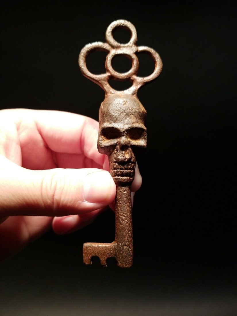 Cast Iron Skull Skeleton Key (1 of 12)