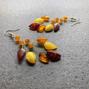 Impressive Vintage Amber Earrings: Title: Impressive Vintage Amber Earrings Metal: Metal Gemstones: Amber Weight: 4.14 g Size: Size: 70.0 x 30.0 x 5.0 mm Size: 2.756 x 1.181 x 0.197 inches Made of: Whole Stone Additional Information: