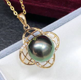 Pure Natural Primary Color Peacock Green Seawater Tahitian Pearl Pendant: Pure natural primary color peacock green seawater Tahitian pearl pendant. 18k South African diamond inlaid, pearl 10-11mm, basically round, strong luster and almost flawless Reserve: $2,000.00 Shippin