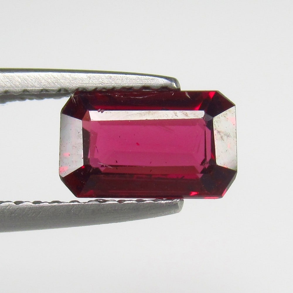Natural Rhodolite Garnet - 1.53 Ct: No Reserve! Title: Natural Rhodolite Garnet - 1.53 Ct Origin: Mozambique Weight: 1.53 Size/Dimensions: 8.2 x 5.0 x 3.0 mm Description: Pieces : 1 No's / Shape : Octagon Cut / Color : Purplish Pink / C