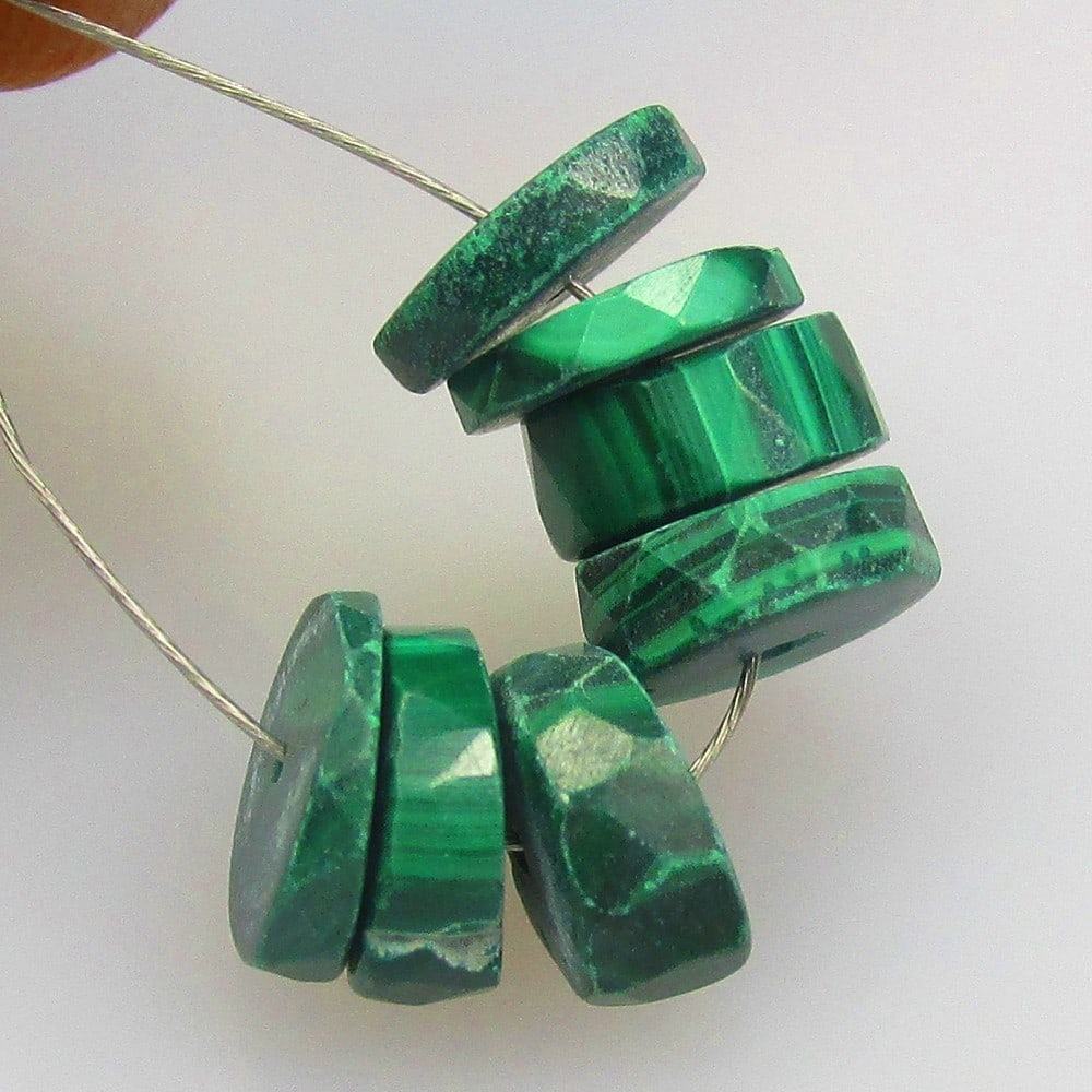 10.71 Ctw Natural Malachite Round Beads: No Reserve! Title: 10.71 Ctw Natural Malachite Round Beads Stone Clarity: Opaque Gemstone:Natural Malachite Beads Carat Weights: 10.71 Size/Dimensions: 6.90 - 7.50 mm / 7 Pc's Additional Info:Excellen