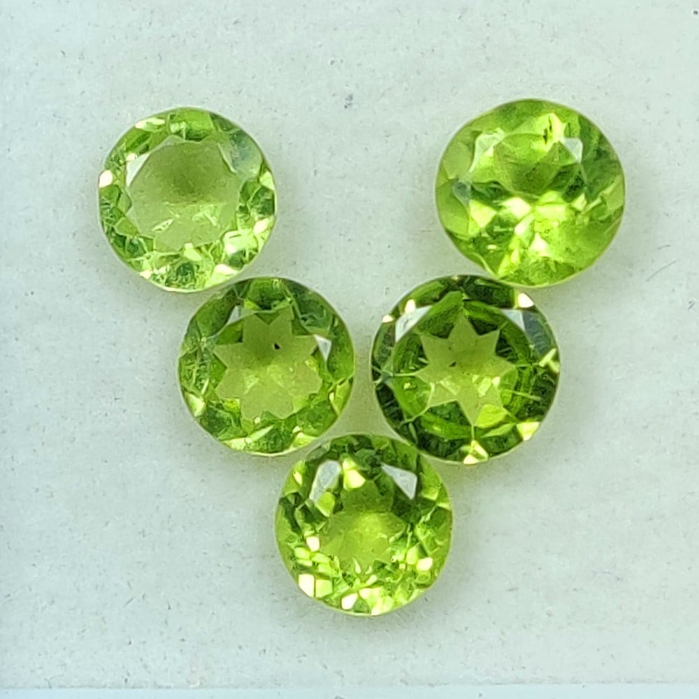 2.24 Ctw Natural Pakistan Peridot Round Set: No Reserve! Title: 2.24 Ctw Natural Pakistan Peridot Round Set Stone Clarity: VVS Gemstone:Natural Peridot Carat Weights: 2.24 Size/Dimensions: 5.00 - 5.10 mm / 3 Pc's Additional Info:Top Class Full L