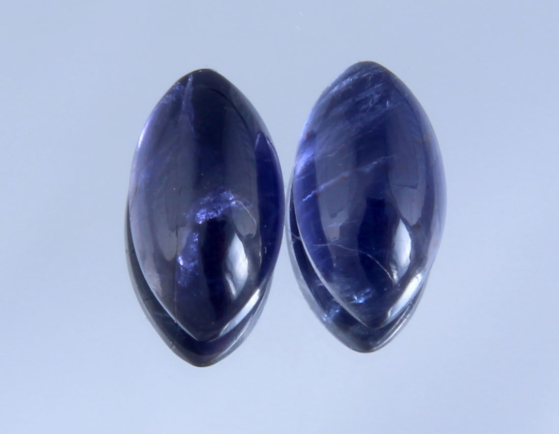 Lovely " Natural Iolite Violet " 2.66 Cts Natural Iolite Lot: No Reserve! Title: Lovely " Natural Iolite Violet " 2.66 Cts Natural Iolite Lot Additional Info: Gemstone : Natural Iolite Shape and Cut : Marquies Cabochon Weight : 2.66 Carats Measurements : 10.31x5