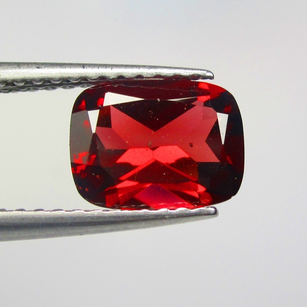 1.52 Ctw Natural Rhodolite Garnet Cushion Cut: No Reserve! Title: 1.52 Ctw Natural Rhodolite Garnet Cushion Cut Stone Clarity: VVS Gemstone:Natural Rhodolite Garnet Carat Weights: 1.52 Size/Dimensions: 8.00 x 6.10 x 3.50 mm Additional Info:Purplis