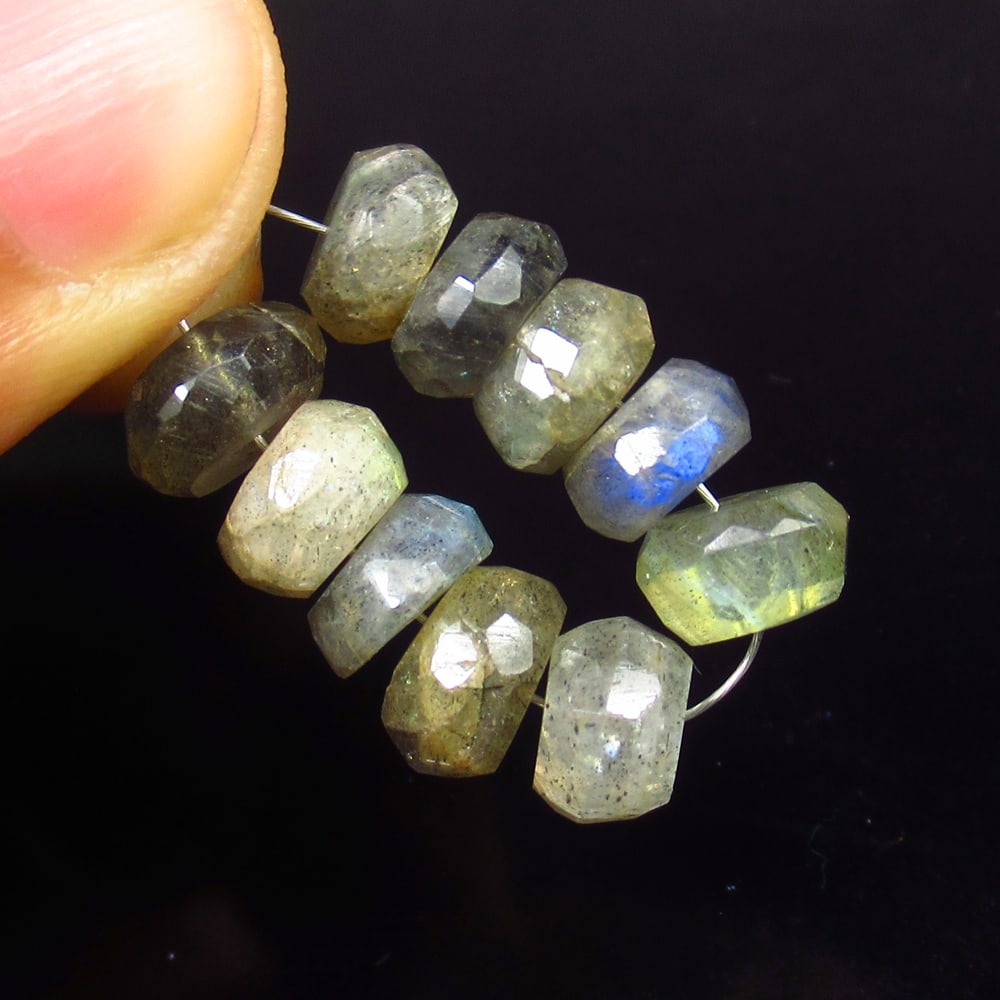 18.33 Ct - Natural Labradorite Beads: No Reserve! Title: 18.33 Ct - Natural Labradorite Beads Description: Gemstone Gemstones: Labradoeite Carat:18.33 Size/Dimensions:7.0 - 8.5 mm Additional Info:Pieces : 10 No's / Shape : Round Beads / C