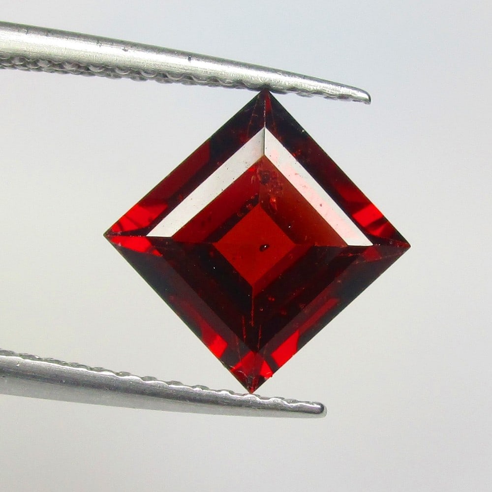 2.20 Ctw Natural Rhodolite Garnet Square Cut: No Reserve! Title: 2.20 Ctw Natural Rhodolite Garnet Square Cut Stone Clarity: VVS Gemstone:Natural Rhodolite Garnet Carat Weights: 2.2 Size/Dimensions: 7.20 x 7.10 x 4.30 mm Additional Info:Purplish 