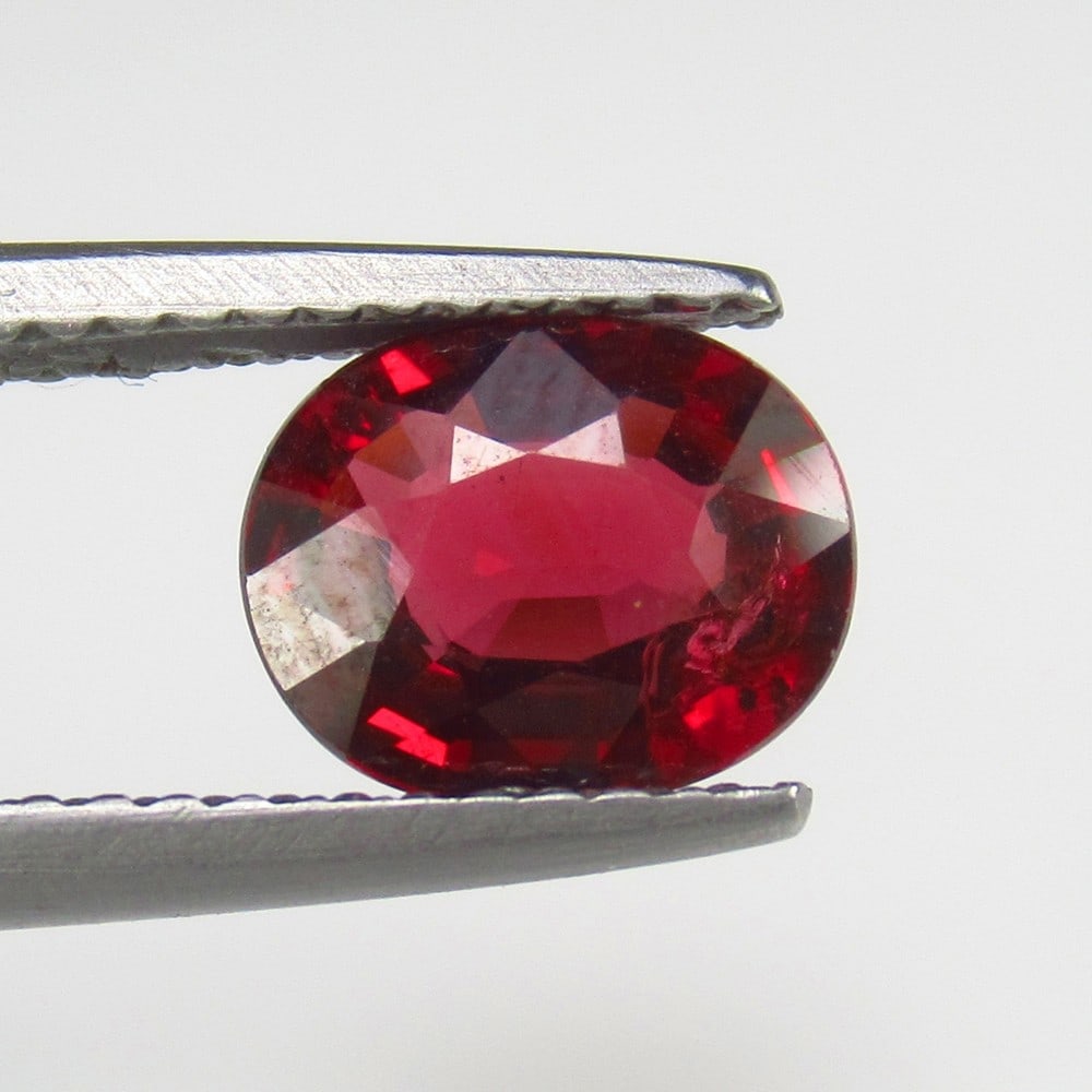 Natural Rhodolite Garnet - 1.59 Ct: No Reserve! Title: Natural Rhodolite Garnet - 1.59 Ct Origin: Mozambique Weight: 1.59 Size/Dimensions: 8.0 x 6.5 x 3.5 mm Description: Pieces : 1 No's / Shape : Oval Cut / Color : Purplish Pink / Clar