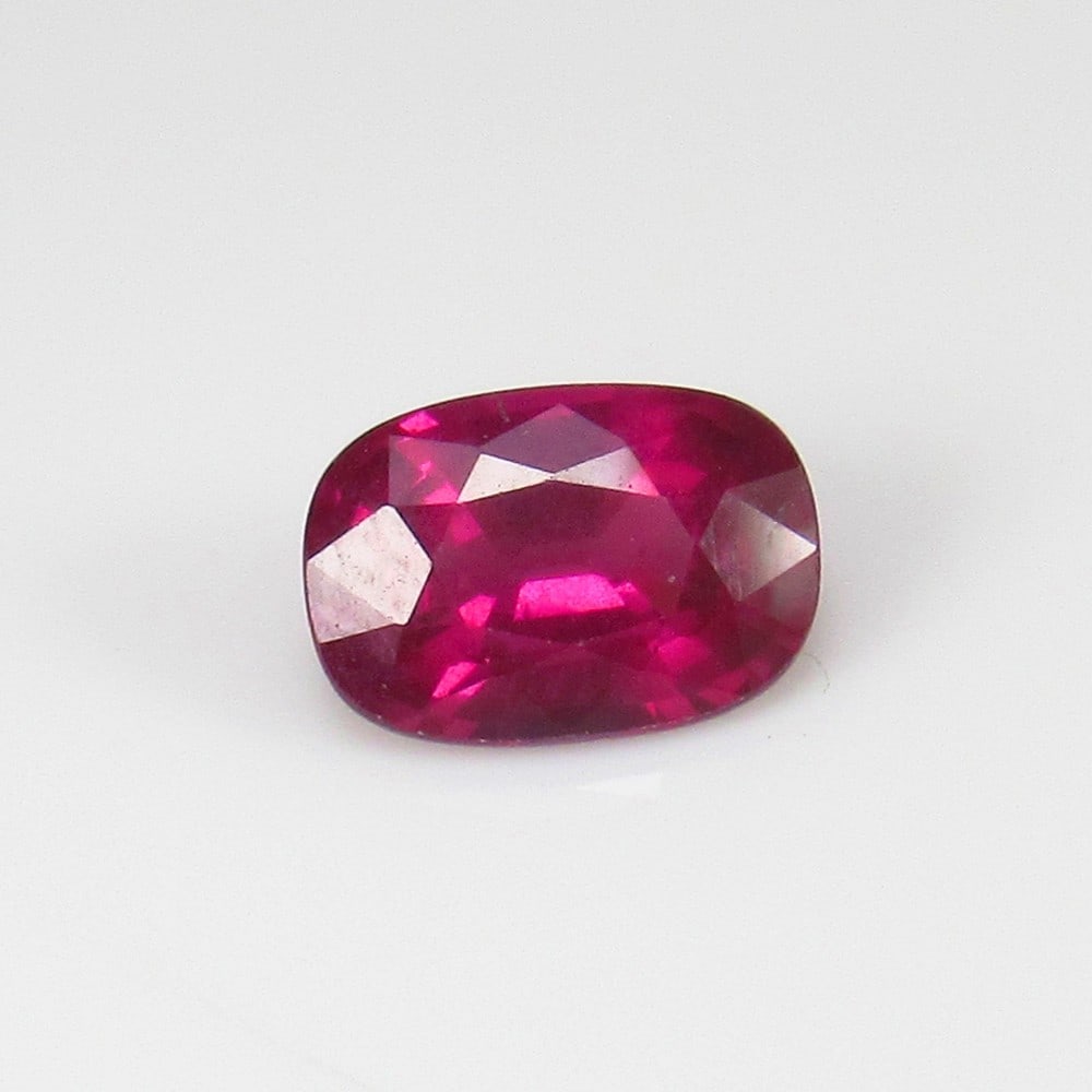 Natural Rose Garnet - 1.23 Ct: No Reserve! Title: Natural Rose Garnet - 1.23 Ct Origin: Mozambique Weight: 1.23 Size/Dimensions: 7.7 x 5.0 x 3.3 mm Description: Pieces : 1 No's / Shape : Cushion Cut / Color : Rose / Clarity : Trans
