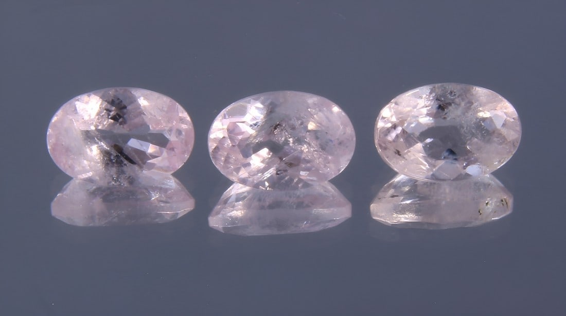Beautiful " Natural Morganite " 1.45 cts Natural Morganite Pair: No Reserve! Title: Beautiful " Natural Morganite " 1.45 cts Natural Morganite Pair Additional Info: Gemstone : Natural Morganite Shape and Cut : Oval Cut Weight : 1.45 carats Measurements : 6x4 mm Col