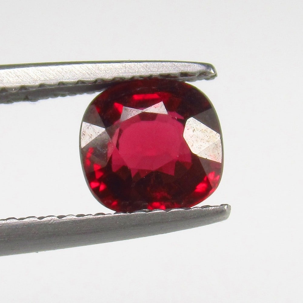 Natural Rhodolite Garnet - 1.45 Ct: No Reserve! Title: Natural Rhodolite Garnet - 1.45 Ct Origin: Mozambique Weight: 1.45 Size/Dimensions: 6.7 x 6.2 x 3.8 mm Description: Pieces : 1 No's / Shape : Cushion Cut / Color : Purplish Pink / C