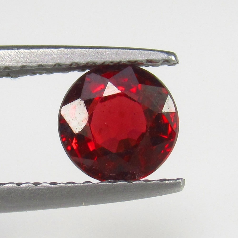 Natural Rhodolite Garnet - 1.26 Ct: No Reserve! Title: Natural Rhodolite Garnet - 1.26 Ct Origin: Mozambique Weight: 1.26 Size/Dimensions: 6.2 x 6.2 x 4.0 mm Description: Pieces : 1 No's / Shape : Round Cut / Color : Purplish Pink / Cla