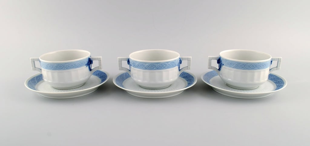 Three Royal Copenhagen Blue Fan bouillon cups with saucers. Designed by Arnold Krog in 1909.: Three Royal Copenhagen Blue Fan bouillon cups with saucers. Designed by Arnold Krog in 1909. The cup measures: 10 x 6.5 cm. Saucer diameter: 17.3 cm. In excellent condition. Stamped. 1st factory quali