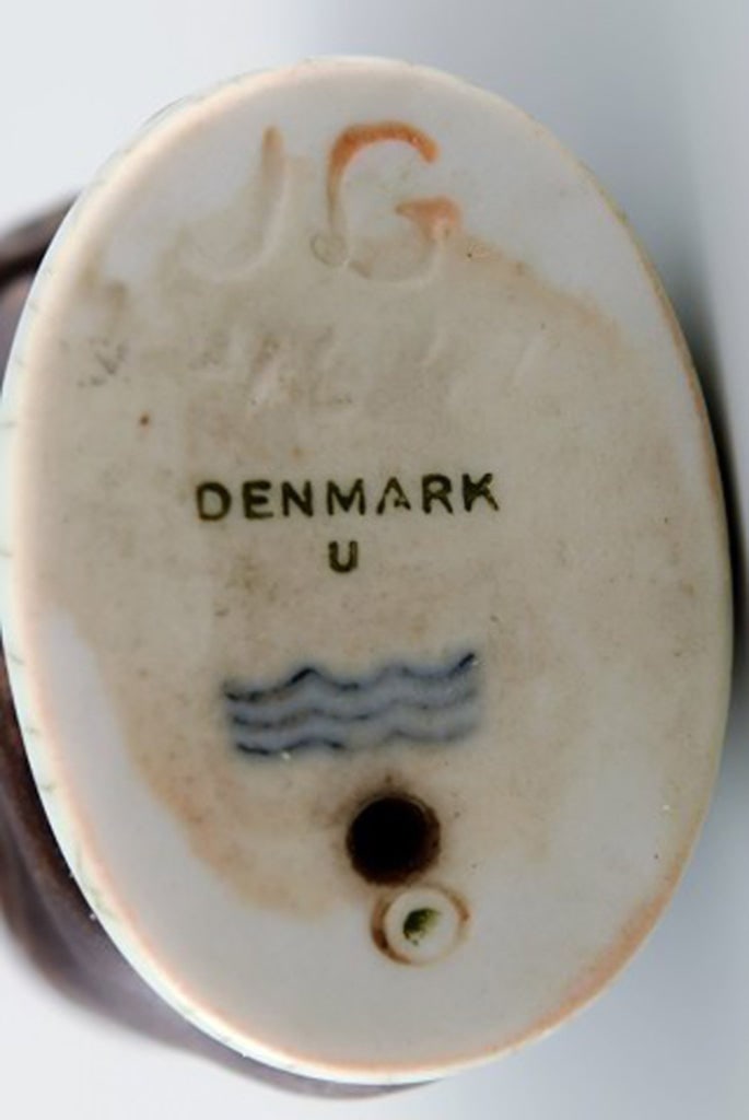 Very rare Jeanne Grut for Royal Copenhagen, Monkey with young number 4647. (1 of 12)