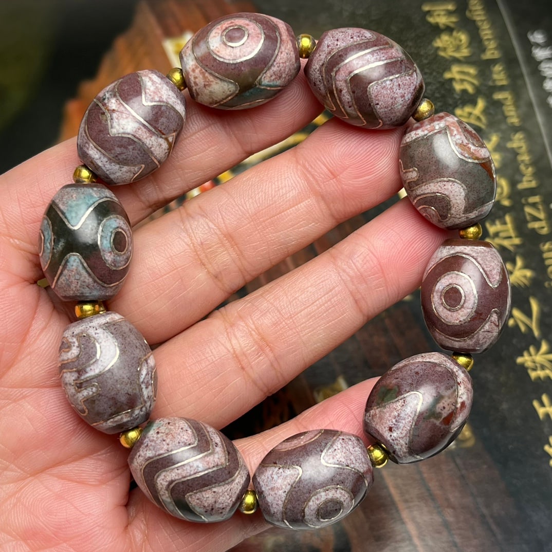 Tibetan DZI Agate Inlay Silver Wire Bracelet/Hand Chain: Title: Tibetan DZI Agate Inlay Silver Wire Bracelet/Hand Chain Date/Period: -- Origin: -- Dimension: 19x15(mm) 0.75x0.59(inches) Materials: DZI Agate,Silver Wire Reserve: $89.00 Shipping: Domestic: Sh
