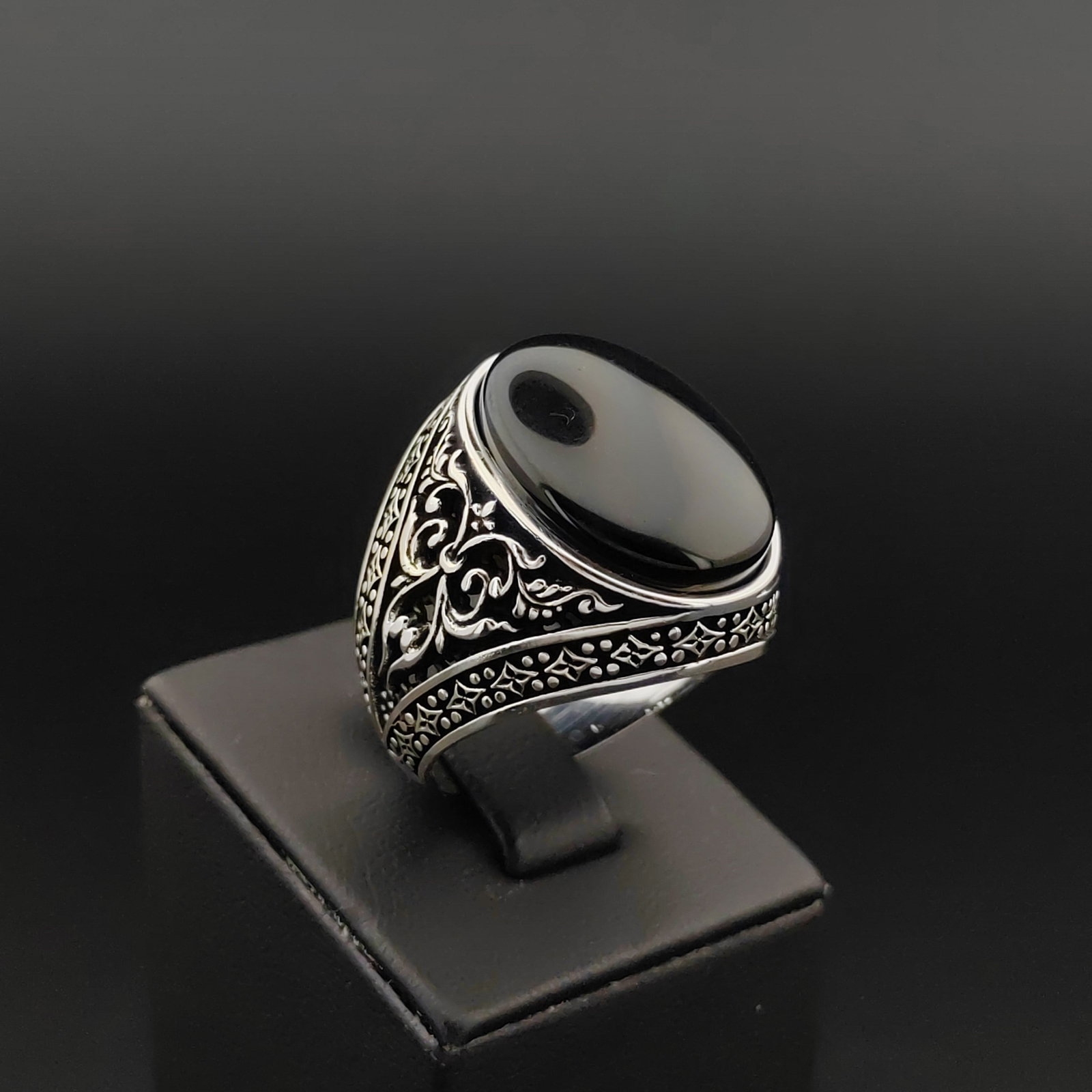 925 Silver Men's Ring with Black Onyx: Title: 925 Silver Men's Ring with Black Onyx Description: 925 Silver Men's Ring with Black Onyx -Condition:New -Total Weight:12.5g -Size:US Size 10.50 (20.25mm) With Gift Box Express Shipping.Carrier: