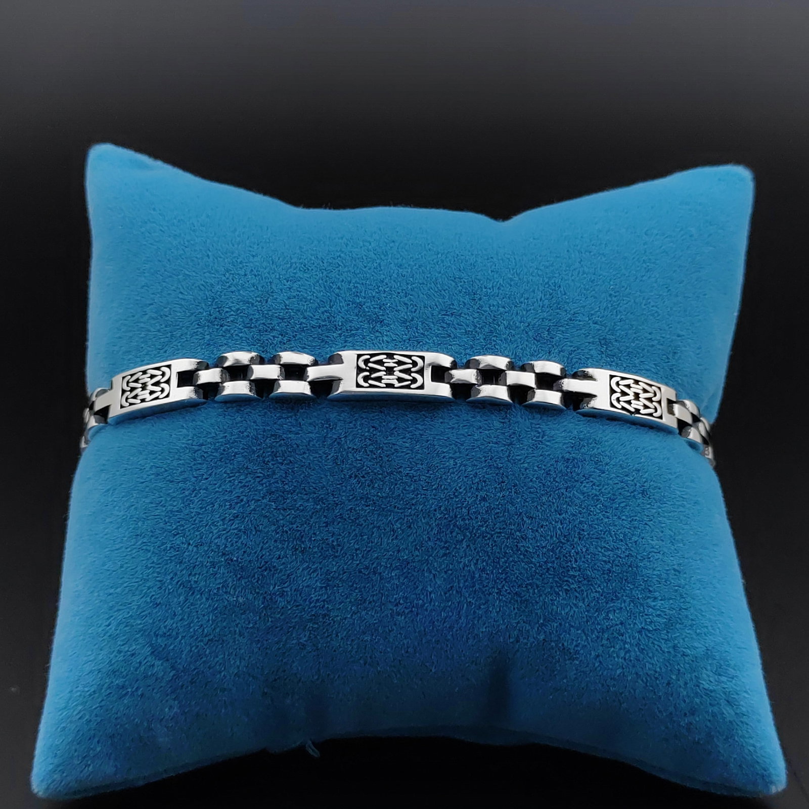 925 Sterling Silver Men's Bracelet: Title: 925 Sterling Silver Men's Bracelet Description: 925 Sterling Silver Men's Bracelet. -Condition:New Weight:14.4g -Size:8.07 inch (20.5cm) Link Width:0.21 inch (5.5mm) With Gift Box Express Shipp