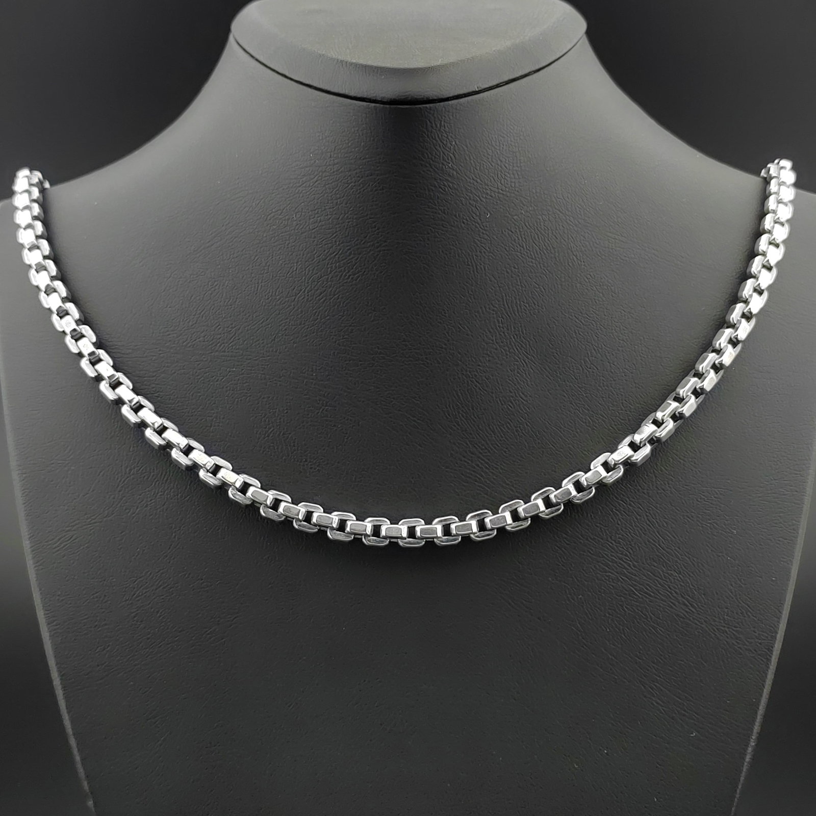 925 Silver Necklace,Chain,Men Necklace: Title: 925 Silver Necklace,Chain,Men Necklace Description: 925 Silver Necklace,Chain -Condition:New -Total Weight:21.7g Size:22 in(56cm) With Gift Box Express Shipping.Carrier:DHL Express Combine Ship