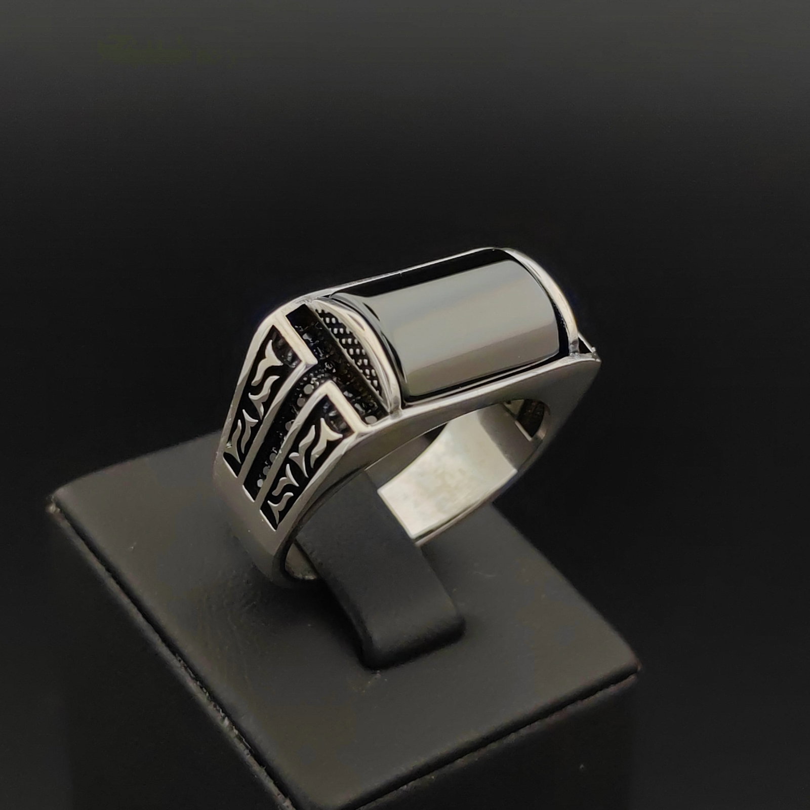 925 Silver Men's Ring with Black Onyx: Title: 925 Silver Men's Ring with Black Onyx Description: 925 Silver Men's Ring with Black Onyx -Condition:New -Total Weight:11g -Size: US Size 11 (20.75mm) With Gift Box Express Shipping.Carrier:DHL 