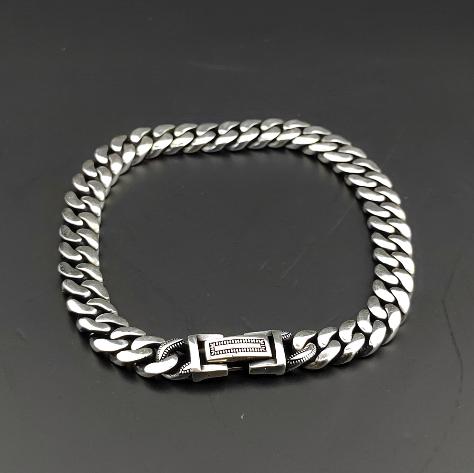 925 Sterling Silver Men's Bracelet: Title: 925 Sterling Silver Men's Bracelet Description: 925 Sterling Silver Men's Bracelet -Condition:New Weight:30g -Size:8.07 in(20.5cm) With Gift Box. Express Shipping.Carrier:DHL Express Combine Sh