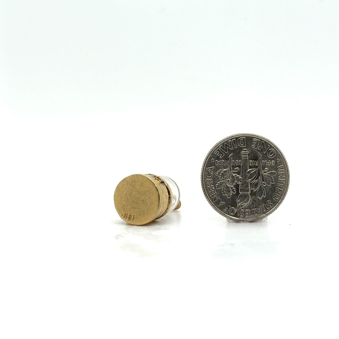 Vintage Yellow Gold Movable Ticker Tape Machine Charm: Title: Vintage Yellow Gold Movable Ticker Tape Machine Charm Details: Vintage Yellow Gold Movable Ticker Tape Machine Charm; 14k yellow gold; 2.40dwt/3.80g; 20mm tall x 10.25mm wide Description:Item N