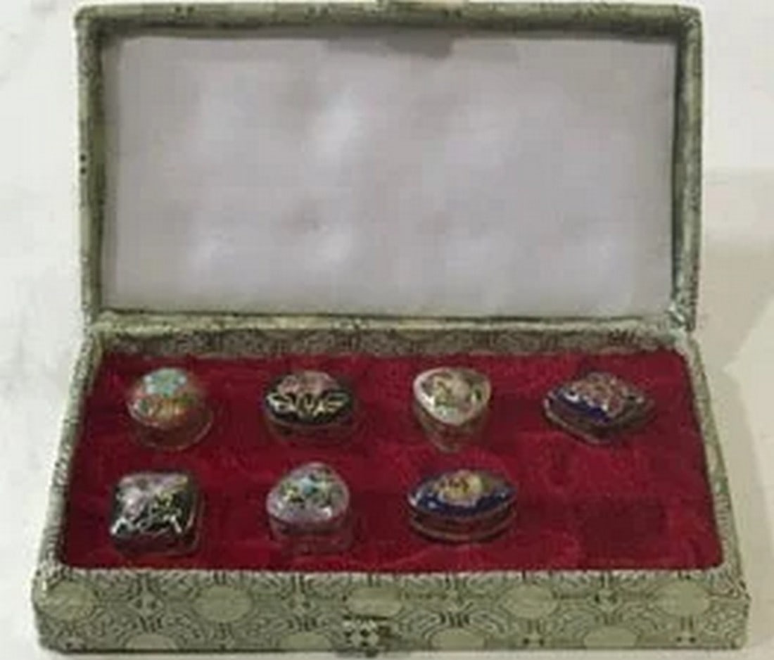 Vintage Cloisonne Pill Boxes w Jade Placeholder in Storage Case: Title: Vintage Cloisonne Pill Boxes w Jade Placeholder in Storage Case Materials: Cloisonne Dimension:Storage Case 10x8x1, Each Box under 1? Reserve: $150.00 Shipping: Domestic: Shipping rates are det