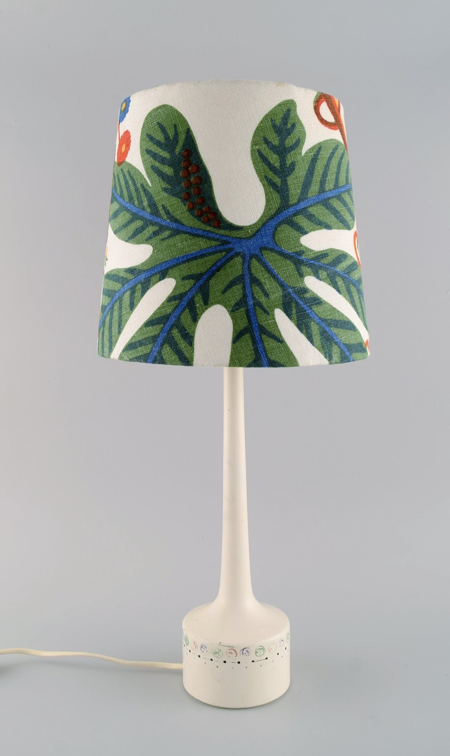 HANS-AGNE JAKOBSSON for A / B MARKARYD. Table lamp with colorful shade in fabric by Josef Frank. Mid: HANS-AGNE JAKOBSSON for A / B MARKARYD. Table lamp with colorful shade in fabric by Josef Frank. Mid 20th century. Measures: 30 x 9,7 cm (ex socket) Measures: 50 x 23 cm (inc lamp shade) In excellent