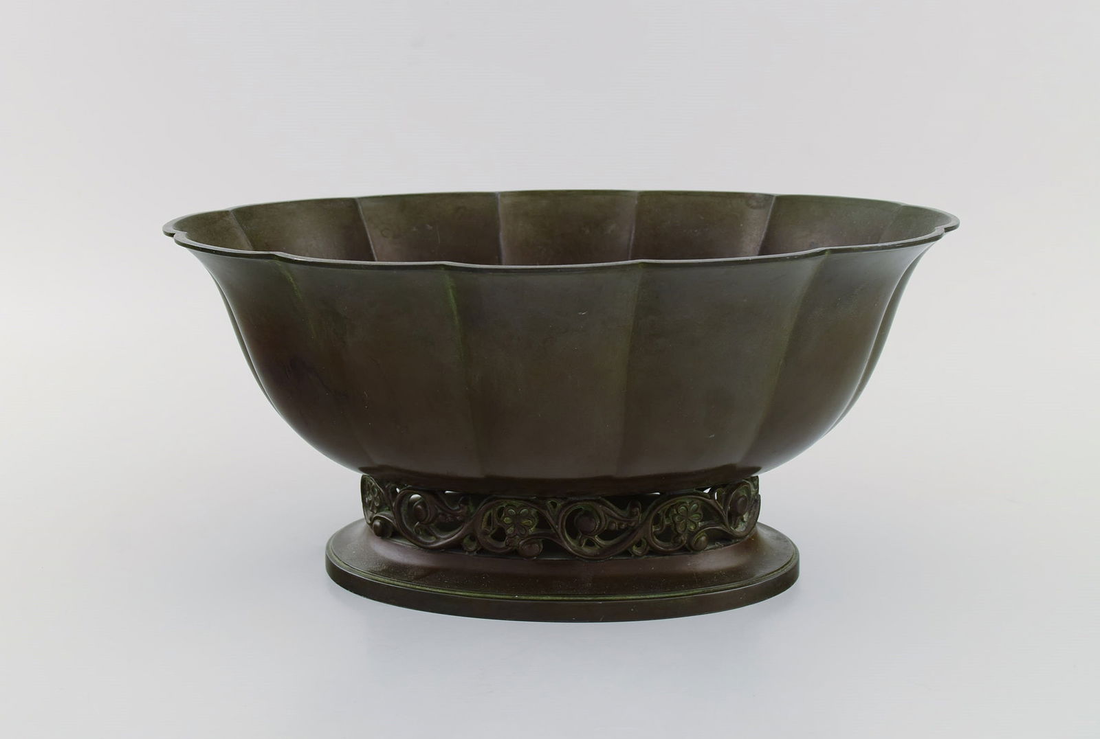 Just Andersen. Large impressive jardiniere / flowerpot in disko metal. 1930s. Model number 164. (1 of 7)