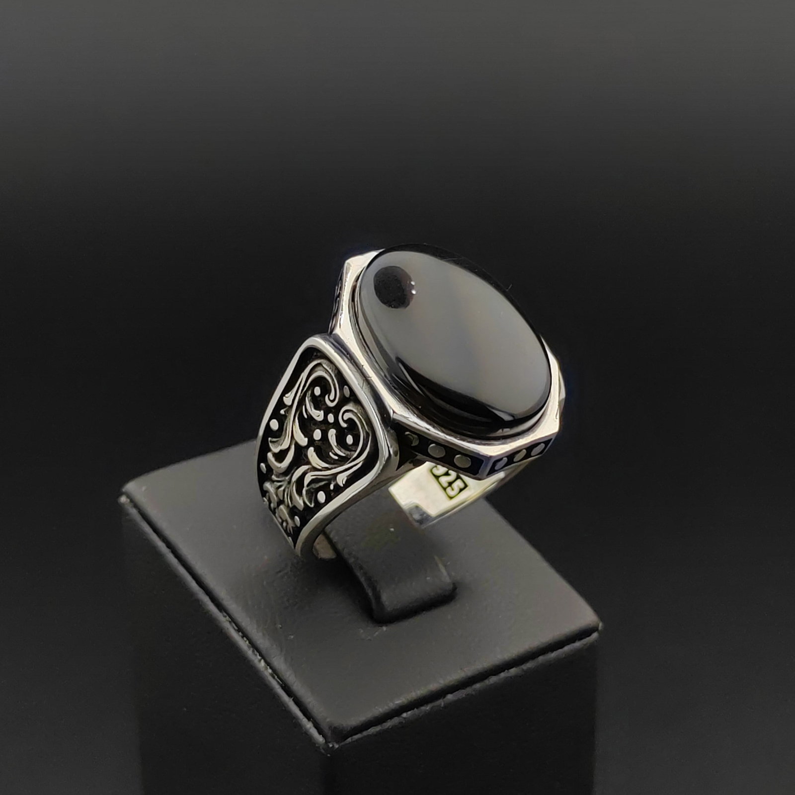925 Silver Men's Ring with Black Onyx: 925 Silver Men's Ring with Black Onyx -Condition:New -Total Weight:13.1g -Size: US Size 12 (21.50mm) With Gift Box Express Shipping.Carrier:DHL Express Combine Shipping Prices: 2 lots 30$ 3 lots 35$ 4