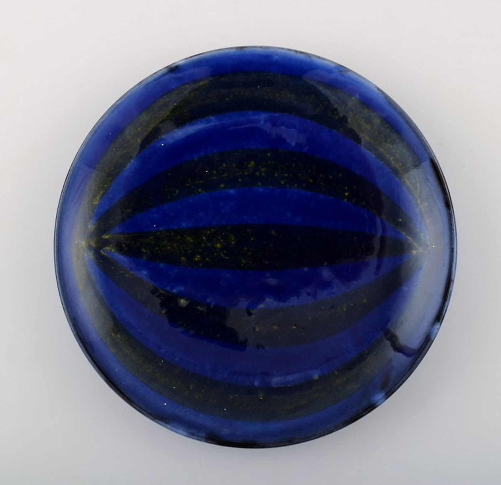 Upsala-Ekeby ceramic dish.: Upsala-Ekeby ceramic dish. Glaze in blue and black tones. Sweden, 1950s. In perfect condition. Measures 19 cm. Stamped.