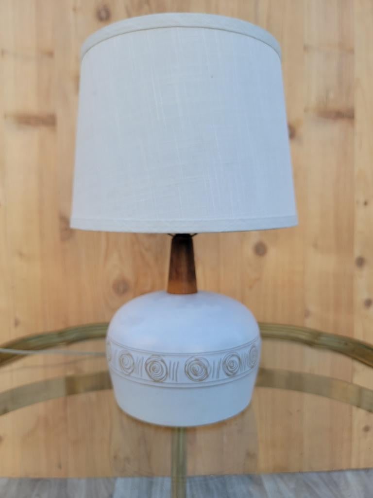 Mid Century Modern Jane & Gordon Martz Ceramic with Walnut Table Lamp with Linen Shade: Mid Century Modern Jane & Gordon Martz Ceramic with Walnut Table Lamp with Linen Shade Gorgeous Mid Century Modern table lamp designed by husband and wife duo Jane & Gordon Martz and produced by Marsh