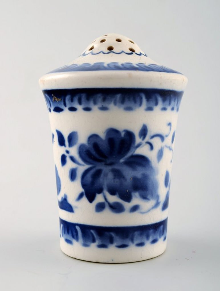 Peacock from Copenhagen faience / Aluminia. Pepper shaker in earthenware. (1 of 7)