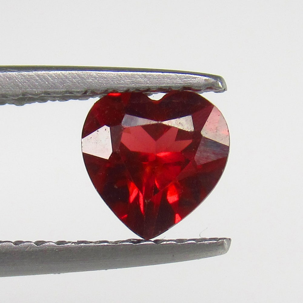 Natural Rhodolite Garnet - 0.82 Ct: No Reserve! Title: Natural Rhodolite Garnet - 0.82 Ct Origin:Mozambique Weight:0.82 Size/Dimensions:6.0 x 6.0 x 3.5 mm Description:Pieces : 1 No's / Shape : Heart Cut / Color : Purplish Pink / Clarity
