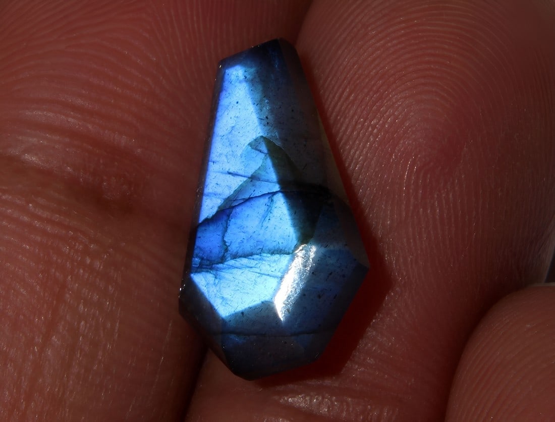Stunning " Natural Labradorite " 6.21 Cts Natural Labradorite: No Reserve! Title: Stunning " Natural Labradorite " 6.21 Cts Natural Labradorite Description: Gemstone : Natural Labradorite Shape : Coffin Cabochan Weight : 6.21 carats Measurements : 17x10 mm, Color