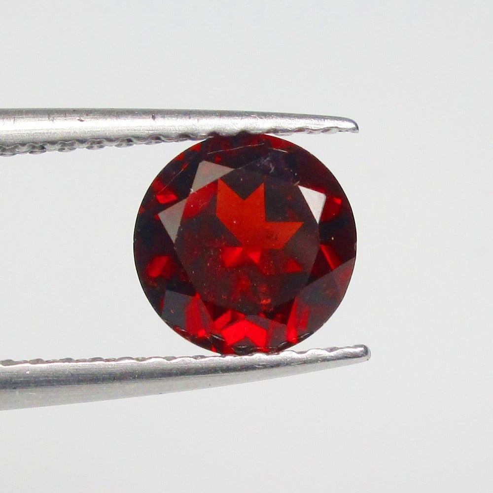 1.29 Ctw Natural Rhodolite Garnet Round Cut: No Reserve! Title: 1.29 Ctw Natural Rhodolite Garnet Round Cut Stone Clarity: VVS Gemstone:Natural Rhodolite Garnet Carat Weights: 1.29 Size/Dimensions: 6.50 x 6.50 x 3.90 mm Additional Info:Purplish 