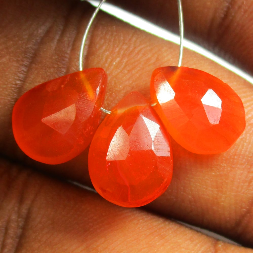 8.13 Ctw Natural Carnelian Pear Beads: No Reserve! Title: 8.13 Ctw Natural Carnelian Pear Beads Stone Clarity: Semi-Transparent Gemstone:Natural Carnelian Beads Carat Weights: 8.13 Size/Dimensions: 10.90 x 4.40 - 11.40 x 4.70 mm / 3 Pc's A