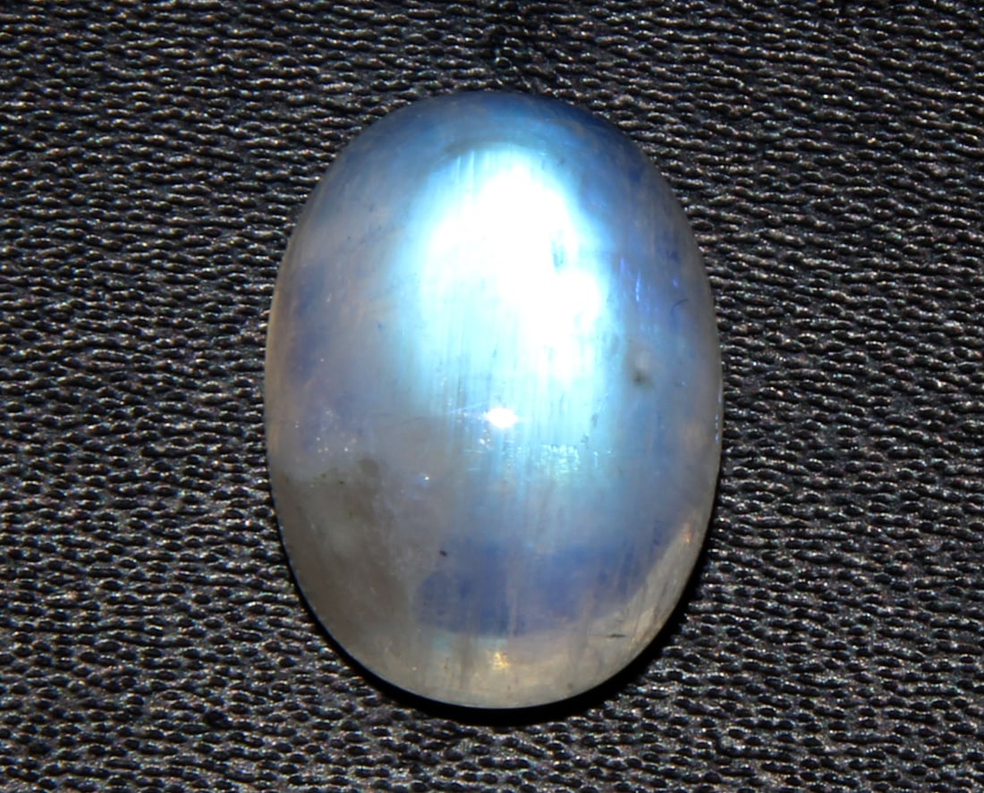 Fabulous " Natural Rainbow Moonstone " 7.57 Cts Natural Rainbow Moonstone: No Reserve! Title: Fabulous " Natural Rainbow Moonstone " 7.57 Cts Natural Rainbow Moonstone Additional Info: Gemstone : Natural Rainbow Moonstone Shape : Oval Cabochan Weight : 7.57 carats Measuremen