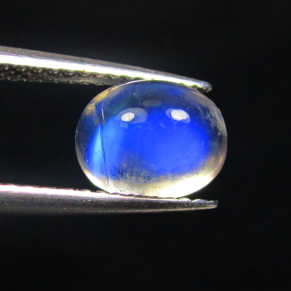 2.00 Ctw Natural Blue Moonstone Oval Cab: No Reserve! Title: 2.00 Ctw Natural Blue Moonstone Oval Cab Stone Clarity: Translucent Gemstone:Natural Moonstone Carat Weights: 2 Size/Dimensions: 8.10 x 6.30 x 5.30 mm Additional Info:Excellent Oval