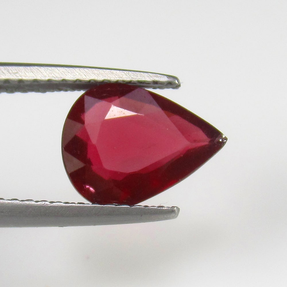 Natural Rhodolite Garnet - 2.15 Ct: No Reserve! Title: Natural Rhodolite Garnet - 2.15 Ct Origin:Mozambique Weight:2.15 Size/Dimensions:10.0 x 8.0 x 3.6 mm Description:Pieces : 1 No's / Shape : Pear Cut / Color : Purplish Pink / Clarity