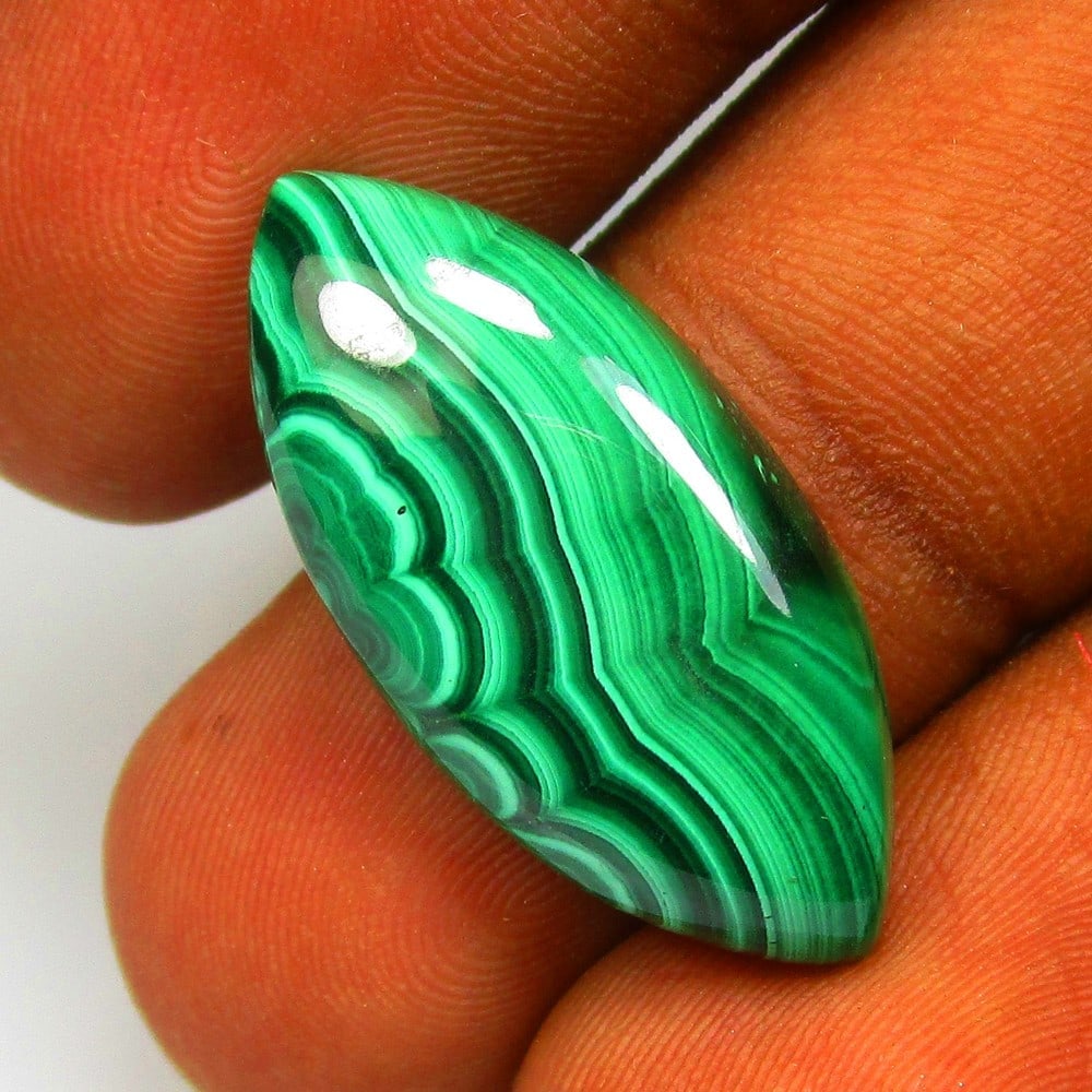 18.41 Ctw Natural Malachite Marquise Cab: No Reserve! Title: 18.41 Ctw Natural Malachite Marquise Cab Stone Clarity: Opaque Gemstone:Natural Malachite Carat Weights: 18.41 Size/Dimensions: 27.50 x 12.50 x 5.20 mm Additional Info:Excellent Mar
