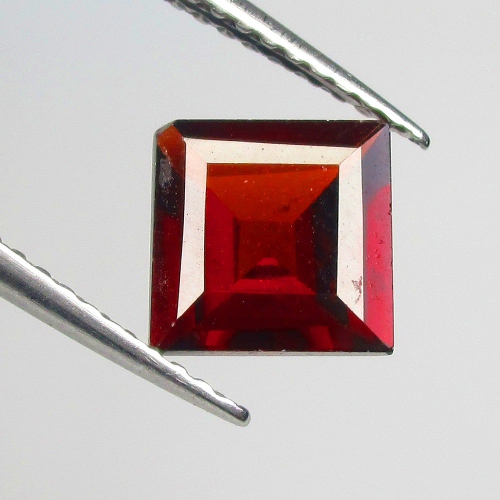 1.76 Ctw Natural Rhodolite Garnet Square Cut: No Reserve! Title: 1.76 Ctw Natural Rhodolite Garnet Square Cut Stone Clarity: VVS Gemstone:Natural Rhodolite Garnet Carat Weights: 1.76 Size/Dimensions: 7.00 x 7.00 x 3.70 mm Additional Info:Purplish