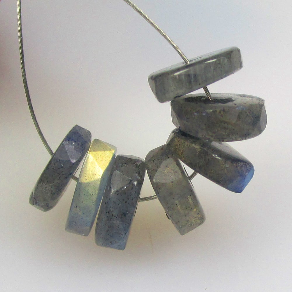 8.84 Ctw Natural 7 Labradorite Round Beads: No Reserve! Title: 8.84 Ctw Natural 7 Labradorite Round Beads Stone Clarity: Opaque Gemstone:Natural Labradorite Beads Carat Weights: 8.84 Size/Dimensions: 7.70 - 8.00 mm / 7 Pc's Additional Info:Exce