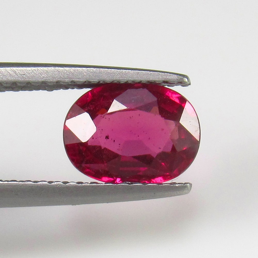 Natural Rose Garnet - 1.61 Ct: No Reserve! Title: Natural Rose Garnet - 1.61 Ct Origin:Mozambique Weight:1.61 Size/Dimensions:8.5 x 6.3 x 3.7 mm Description:Pieces : 1 No's / Shape : Oval Cut / Color : Rose / Clarity : Transparent 